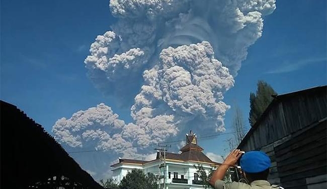 В Индонезии на острове Суматра извержение вулкана