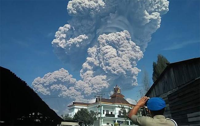 В Индонезии на острове Суматра извержение вулкана 1