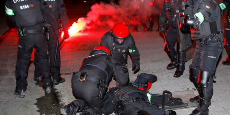 Перед матчем Лиги Европы в Бильбао произошли столкновения фанатов местного «Атлетика» и московского «Спартака» – погиб полицейский