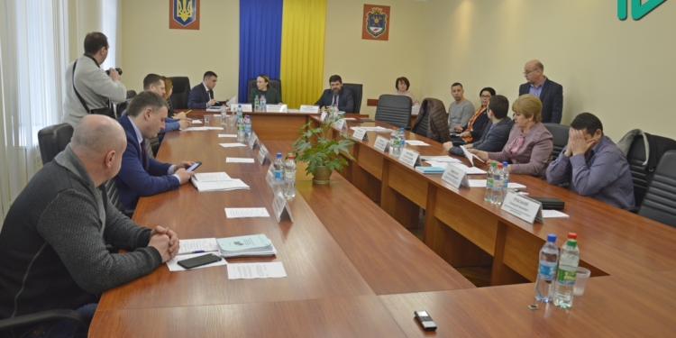 ОБНОВЛЕНО: Президиум Николаевского облсовета решил больше никогда не выносить вопрос вывешивания красно-черных флагов на админзданиях на сессию