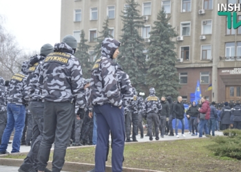 Сессия облсовета в Николаеве. Протест у входа и Нацгвардия по периметру