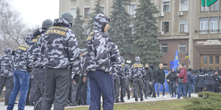 Сессия облсовета в Николаеве. Протест у входа и Нацгвардия по периметру
