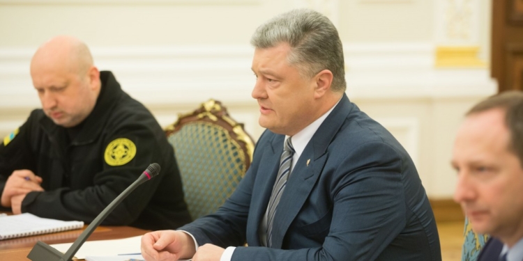 Порошенко поручил готовиться к аресту активов Газпрома, если он не выполнит решения суда