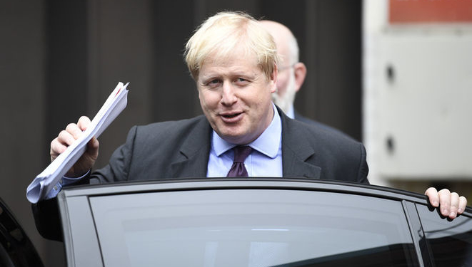 Нерукоподаваемый: Министр иностранных дел Великобритании Борис Джонсон на недавней встрече не пожал руку послу России в этой стране Александру Яковенко