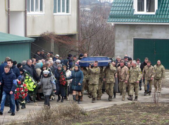 Он не дожил месяц до своего 22-летия: вчера на Хмельниччине попрощались с погибшим в пожаре на полигоне «Широкий Лан» военнослужащим 3
