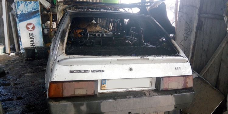 На Николаевщине горела хозпостройка, а в ней – «Таврия»