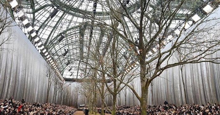 Вы в лес по грибы? Нет, на показ мод – руководитель модного дома Chanel дизайнер Карл Лагерфельд презентовал новую коллекцию