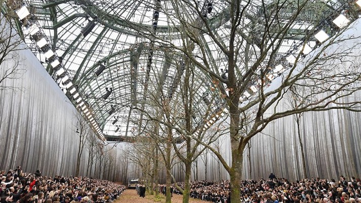 Вы в лес по грибы? Нет, на показ мод - руководитель модного дома Chanel дизайнер Карл Лагерфельд презентовал новую коллекцию 21