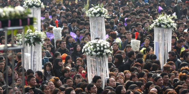 Это «яд для общественной морали»: в Китае стриптиз на похоронах будет уголовно наказуем