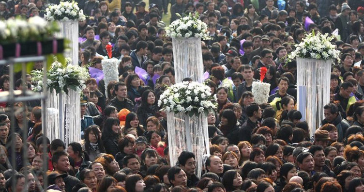 Это «яд для общественной морали»: в Китае стриптиз на похоронах будет уголовно наказуем 1