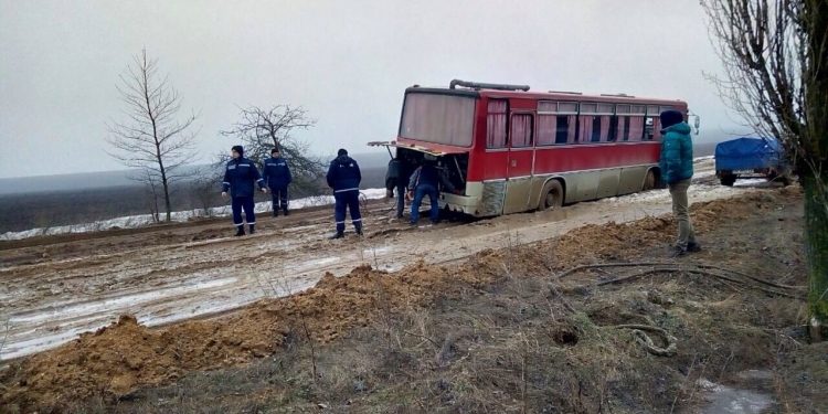 А за окном то снег, то… грязь: как спасатели Николаевщины рейсовый автобус вытаскивали