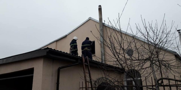 А ведь могло рвануть: на Николаевщине в одном из СВТ загорелся гараж, где было 2 газовых баллона