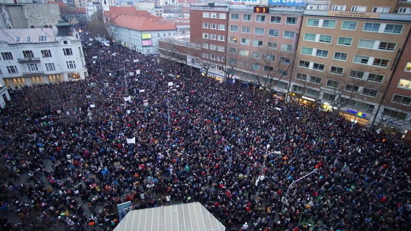 Такого не было со времен Бархатной революции: более 120 тысяч человек приняли участие в протестах в Словакии из-за убийства журналиста 3