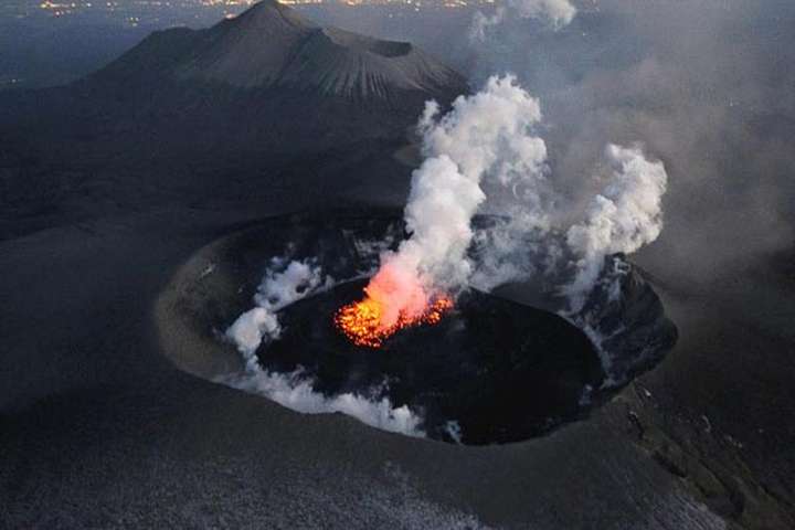 Вулкан Синмоэ в Японии «разбросал» вулканические породы на расстояние 1,8 км от кратера 1