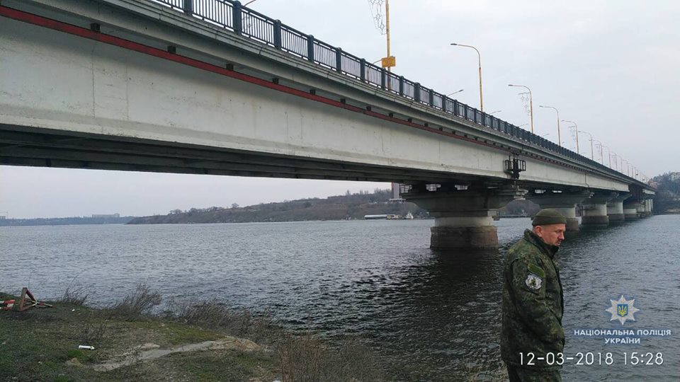 Проверяли и собаки, и взрывотехники - сообщение о заминировании Варваровского моста в Николаеве оказалось ложным 1