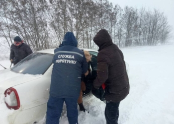 Застрявших под Вознесенском жителей Кропивницкого из снежного плена вызволили николаевские спасатели, а дальше они поехали на поезде