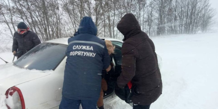 Застрявших под Вознесенском жителей Кропивницкого из снежного плена вызволили николаевские спасатели, а дальше они поехали на поезде