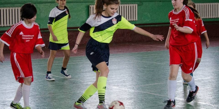 Девочки играют в футбол. В Николаеве прошел турнир, посвященный Международному женскому дню