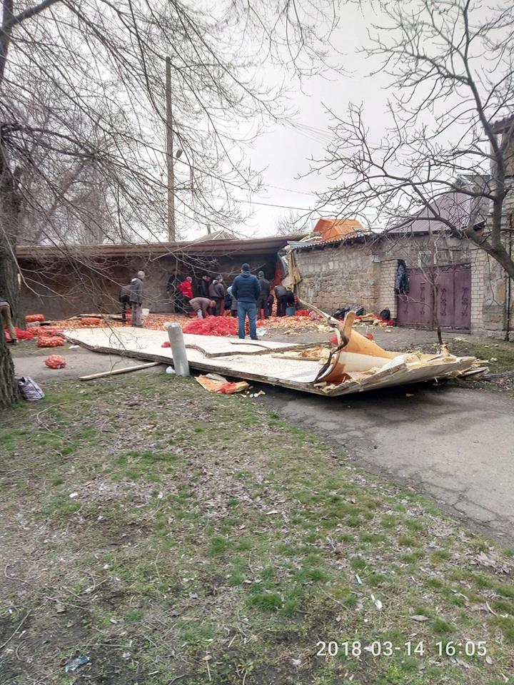 Крутой поворот. На въезде в Николаев перевернулась фура с луком 2