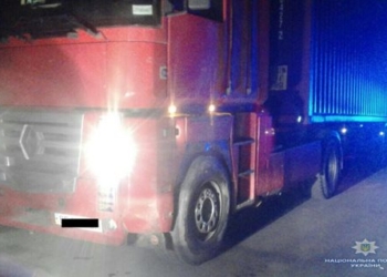 У Морского водитель КАМАЗа остановился, чтобы починить свое авто. И тут в него врезался другой грузовик