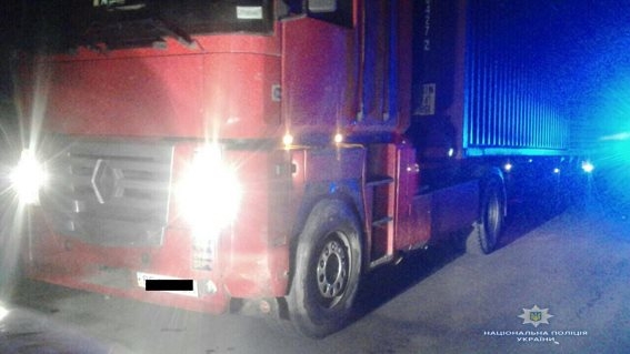 У Морского водитель КАМАЗа остановился, чтобы починить свое авто. И тут в него врезался другой грузовик