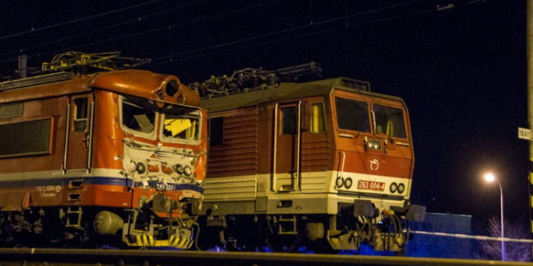 В Словакии пассажирский поезд врезался в стоявший на путях локомотив и частично сошел с рельсов – пострадали 18 человек, в том числе ребенок