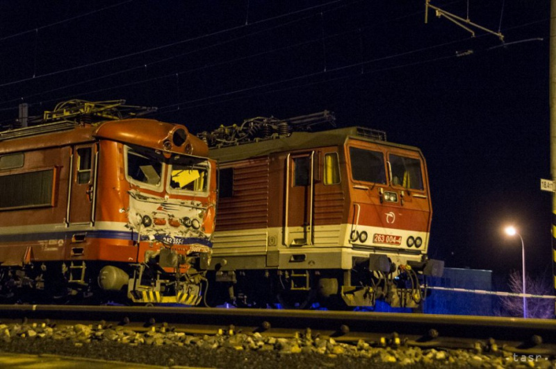 В Словакии пассажирский поезд врезался в стоявший на путях локомотив и частично сошел с рельсов - пострадали 18 человек, в том числе ребенок 3