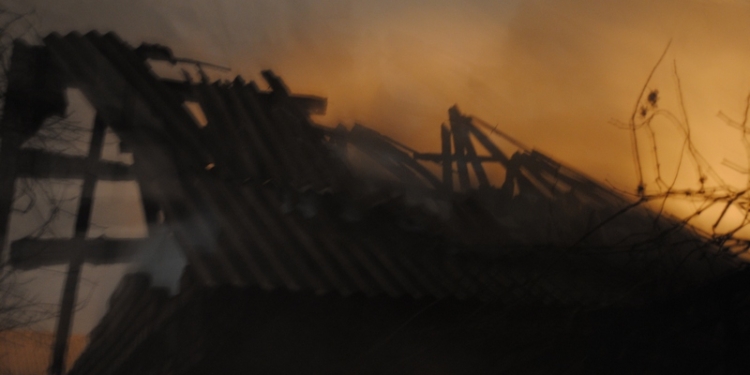 В Николаеве горела крыша одноэтажного жилого дома