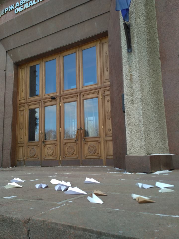 Эхо самоубийства директора Николаевского аэропорта: горожане положили перед входом в Николаевскую ОГА бумажные самолетики 1