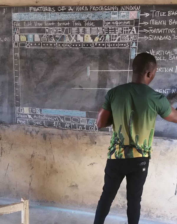 Было бы желание! В Африке преподаватель информатики рисует скриншоты мелом на доске 3