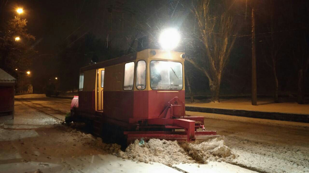 Непогода в Николаеве. Всю ночь чистили трамвайные пути, на дороги высыпали 150 тонн соли
