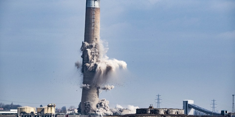 Аккуратный подрыв: в Великобритании демонтировали устаревшую электростанцию