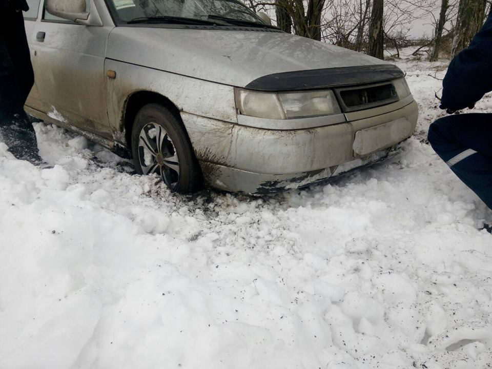 На одной из грунтовых дорог Николаевщины застряли два автомобиля – вытащили спасатели 4