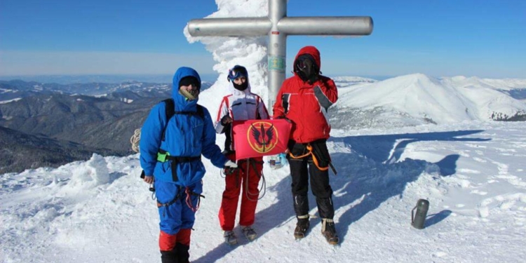 Николаевцы установили флаг морпехов на Говерле