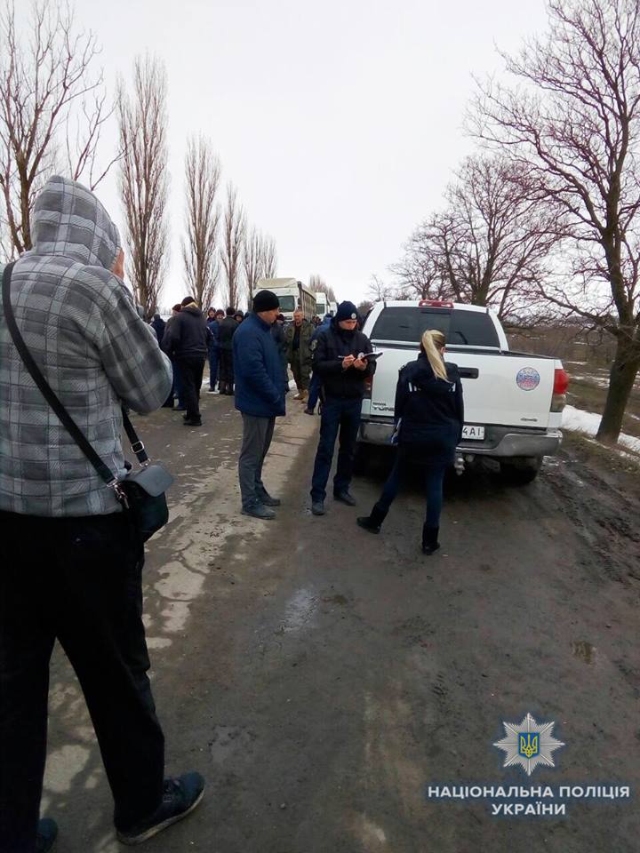 Ни дня без перекрытия дорог на Николаевщине? Сегодня это и Еланец, где жители так требуют ремонта дороги 2