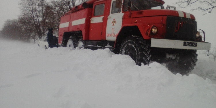 За двое суток спасатели Николаевщины вызволили из снежного плена 166 автомобилей, 14 автобусов и 20 фур