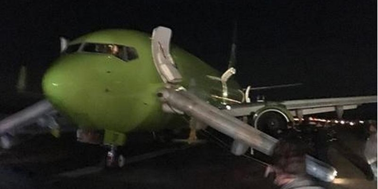 В аэропорту Москвы после прогрева двигателей задымился самолет