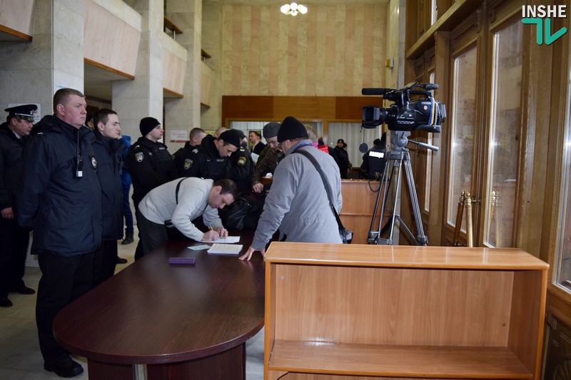 Сессия облсовета в Николаеве. Протест у входа и Нацгвардия по периметру 10