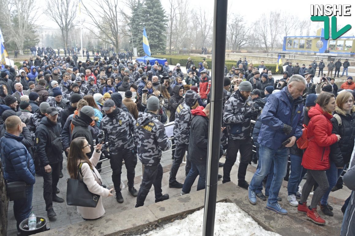 Сессия облсовета в Николаеве. Протест у входа и Нацгвардия по периметру 14