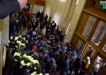 Пикетирующие сессию Николаевского облсовета попытались прорваться в сессионный зал. И им это удалось