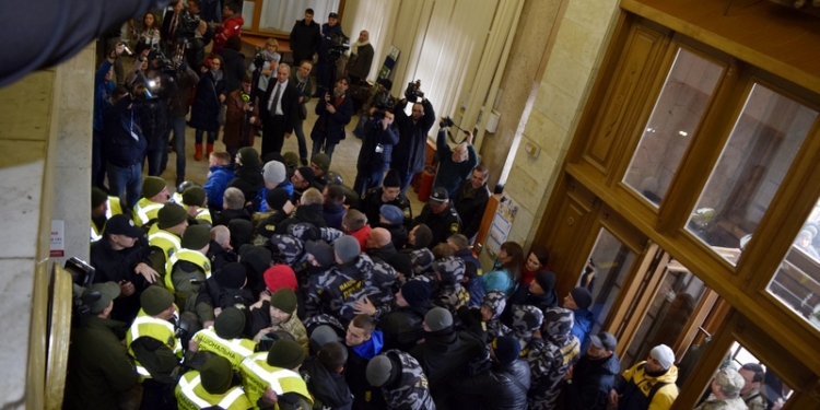 Пикетирующие сессию Николаевского облсовета попытались прорваться в сессионный зал. И им это удалось