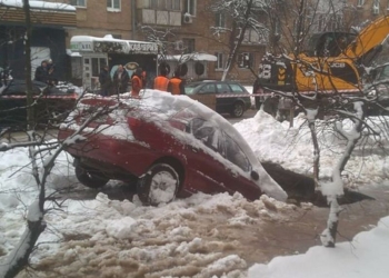 В Киеве Daewoo Lanos провалился под землю из-за прорыва трубы