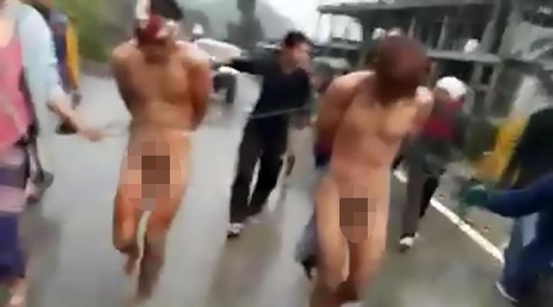 В Индии двух мужчин, подозреваемых в изнасиловании 17-летней девушки, раздели до гола, прогнали по улице, избили и только потом сдали в полицию