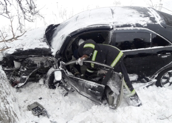 Возле Надбугского в дерево влетела Toyota Camry – водителя и пассажира из покореженного авто доставали николаевские спасатели