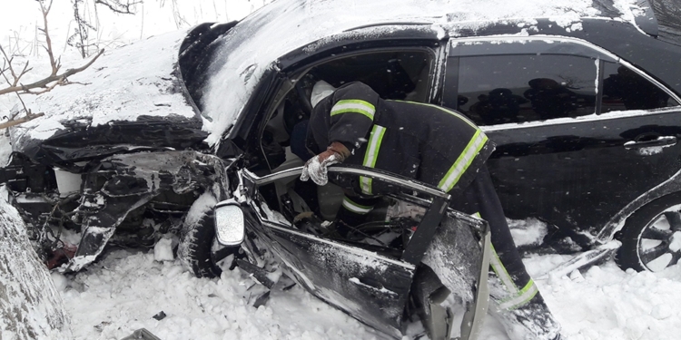Возле Надбугского в дерево влетела Toyota Camry – водителя и пассажира из покореженного авто доставали николаевские спасатели