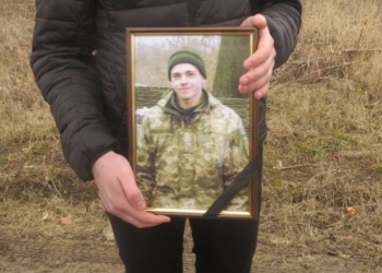 Он не дожил месяц до своего 22-летия: вчера на Хмельниччине попрощались с погибшим в пожаре на полигоне «Широкий Лан» военнослужащим