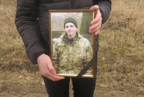Он не дожил месяц до своего 22-летия: вчера на Хмельниччине попрощались с погибшим в пожаре на полигоне «Широкий Лан» военнослужащим 1