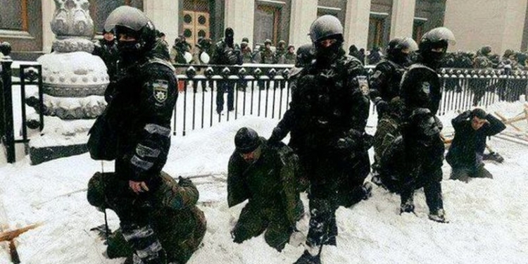 Спикер МВД заявил, что «непродолжительное пребывание задержанного на коленях перед посадкой в транспорт» унижением не является