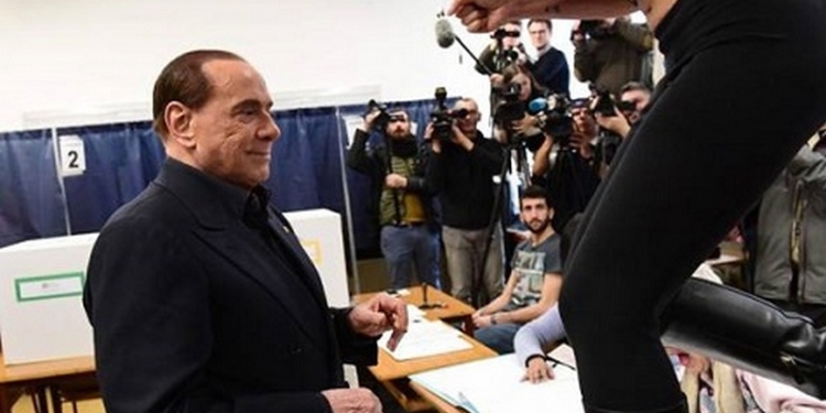 «Берлускони, время вышло»: на избирательном участке патриарха итальянской политики ждал «сюрприз» в виде полуголой девушки