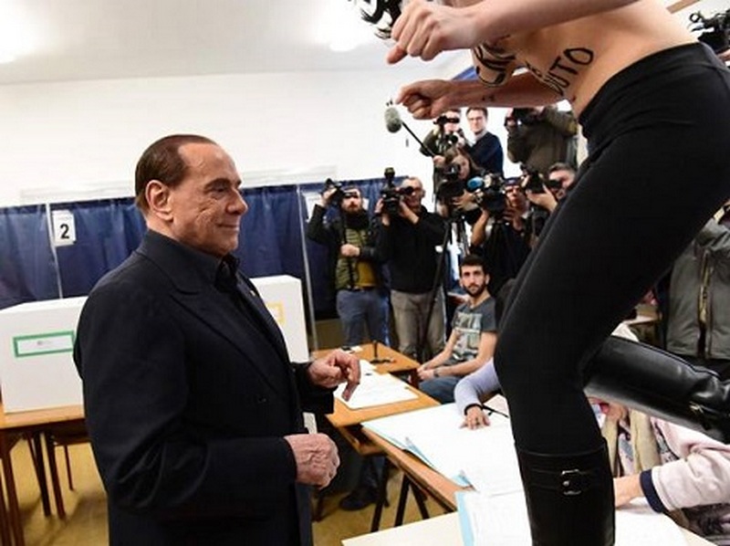 «Берлускони, время вышло»: на избирательном участке патриарха итальянской политики ждал «сюрприз» в виде полуголой девушки 1